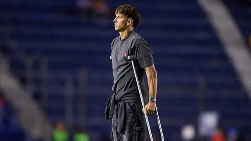 Igor Lichnovsky revela la cicatriz de su operación.