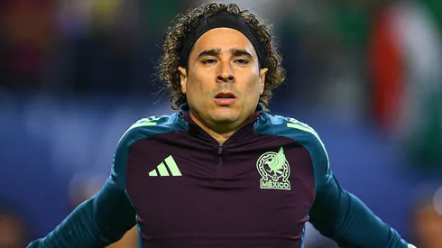 Guillermo Ochoa lo hace todo por seguir en Europa.