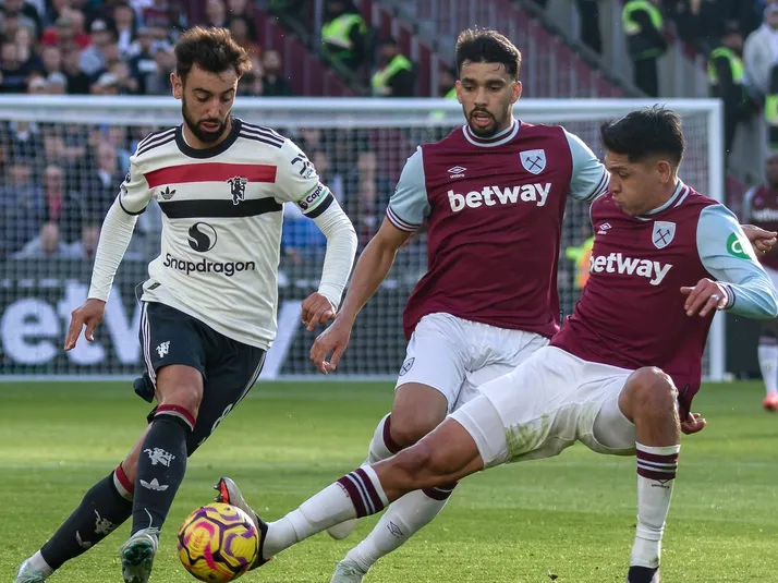 Edson Álvarez la rompe y consigue la victoria ante Manchester United