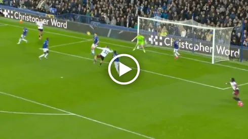 Raúl Jiménez regaló dos asistencias en cuestión de segundos y fallaron de manera garrafal