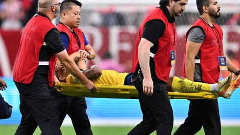 Rodrigo Aguirre luce una protección en la cabeza.