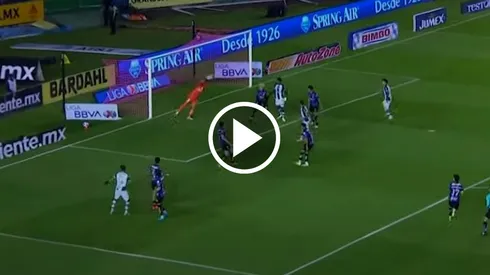 Luis Malagón hace una gran doble atajada.