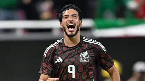 Raúl Jiménez viene de convertir un golazo con el Tri