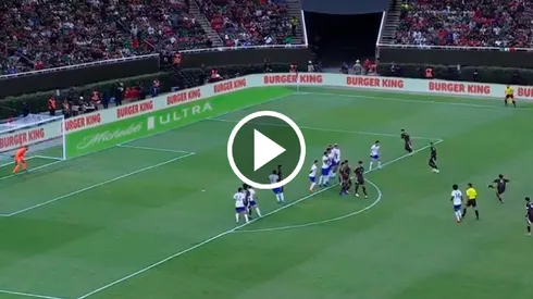 Raúl Jiménez anotó un gran gol.