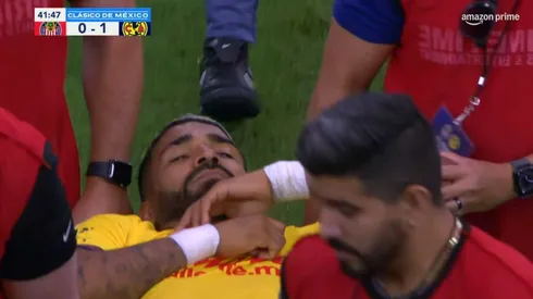 Rodrigo Aguirre tuvo que salir en camilla.