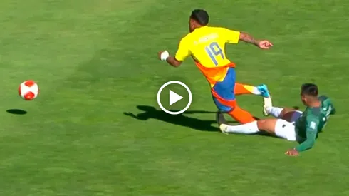 Roger Martínez sufre terrible entrada y sale en camilla ante Bolivia