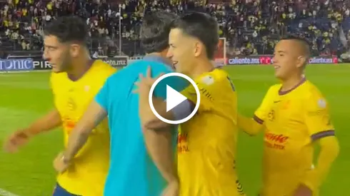 Henry esperó a sus compañeros tras el partido.