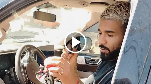 El delantero uruguayo la rompió con fantástico gesto.