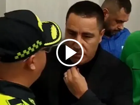 Efraín Juárez sale escoltado por la policía tras caos en Colombia