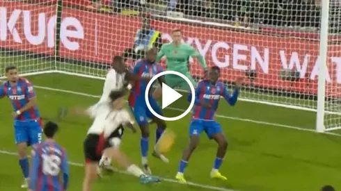 Raúl Jiménez estuvo cerca de marcar un golazo