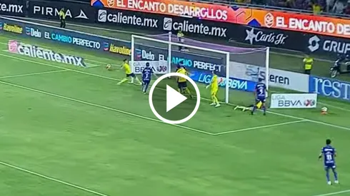 Brian Rodríguez termina de empujar el gol.