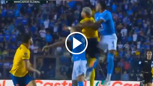 No hay falta en la jugada previa.