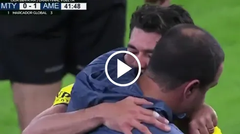 Henry Martín abandonó el partido por lesión