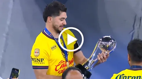 La emotiva forma en que Henry Martín cargó al trofeo como un bebé