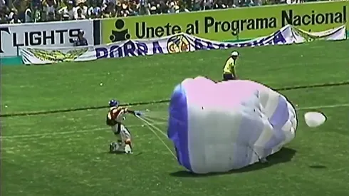 Paracidistas en un América vs. Chivas.