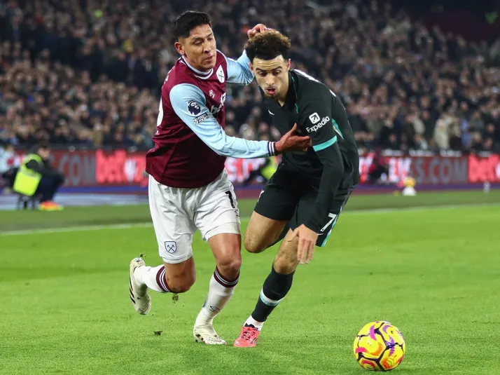 Edson Álvarez vivió una pesadilla contra el Liverpool