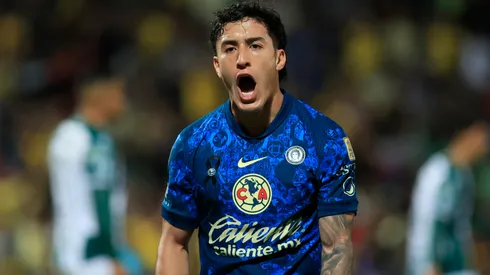 Alejandro Zendejas celebra uno de sus goles en el juego más reciente del América.