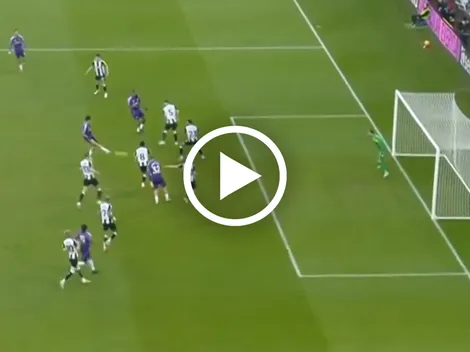 Raúl Jiménez se luce con gran definición y marca ante Newcastle