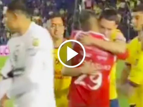 El abrazo de toda la plantilla con Iván Rodríguez