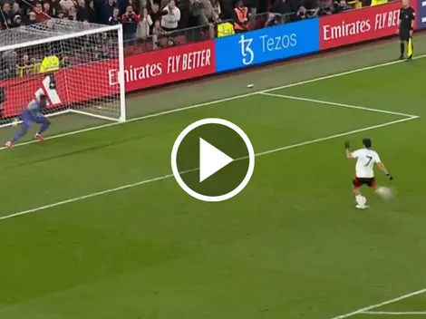 Raúl Jiménez elimina al Man u con brillante cobro en tanda de penales