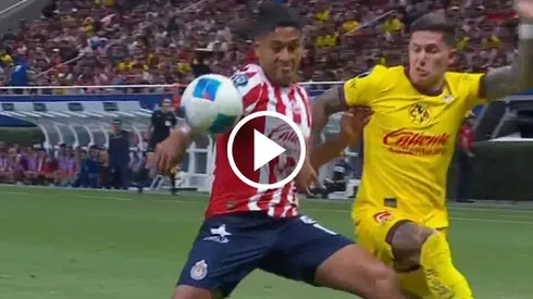 Clara mano que el árbitro no quiso señalar.