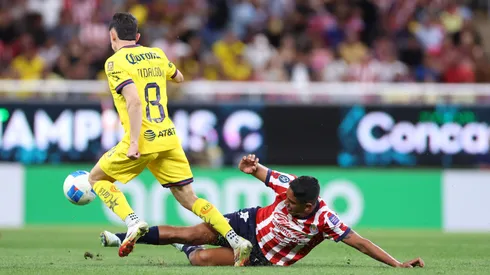 Álvaro Fidalgo y Luis Romo en el juego entre Chivas y América por la Concachampions.