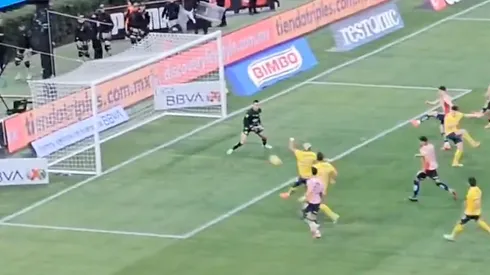 Aguirre falló una ocasión clara.