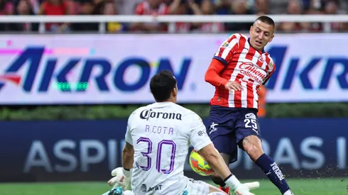 Cota se lució ante Chivas en una ocasión de peligro.