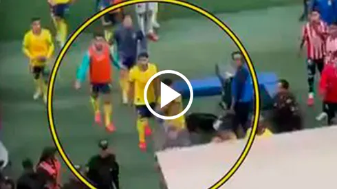 Afición de Chivas lanzó una botella de vidrio.