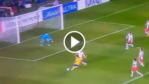 Brian dejó atrás a toda la defensa.