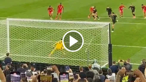 Jiménez engaño por completo al portero en el penal.