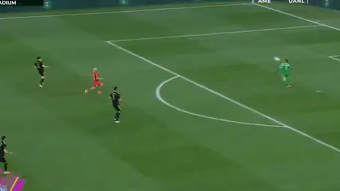 Malagón evitó un gol con el hombro.