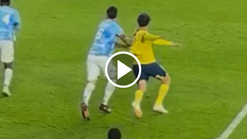 Diego Valdés sufrió una clara falta sobre el área