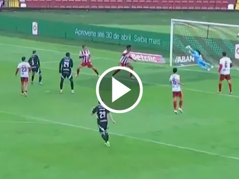 Guillermo Ochoa se luce con una atajada de crack con el AVS