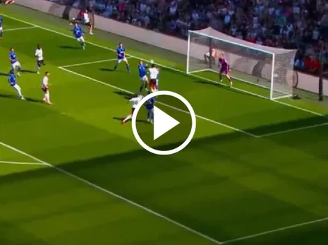 Raúl Jiménez convierte un golazo de cabeza ante Everton