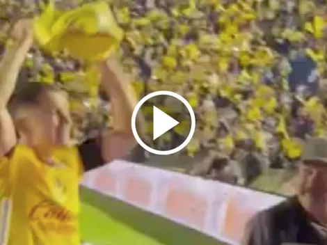 El festejo de Fidalgo con el banderín de córner que pasará a la historia