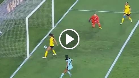 Jana no pudo coordinarse y mandó el esférico a propia portería.