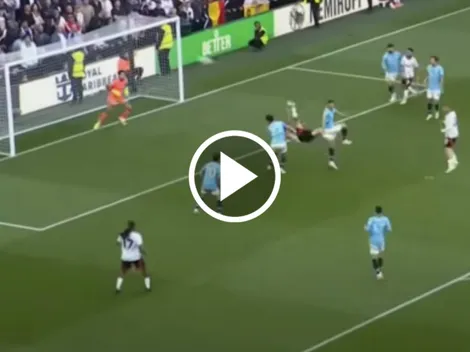 Raúl Jiménez casi marca un golazo de chilena ante el City