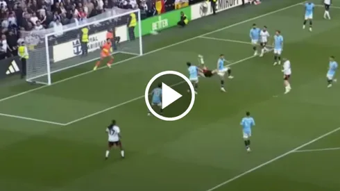 Raúl Jiménez casi marca un golazo de chilena