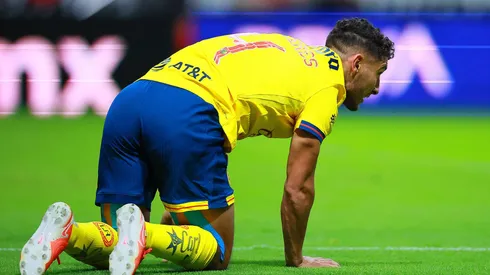 Sebastián Cáceres salió del partido por un golpe en la cara.