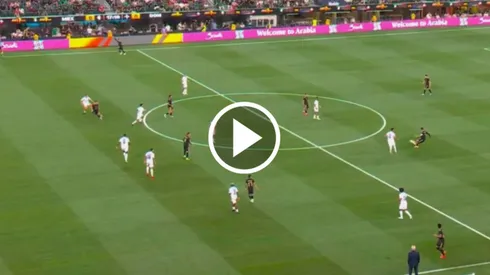 Edson Álvarez se lució con un gran pase desde su propio campo