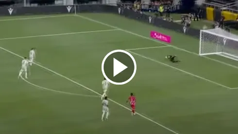 Salvadora atajada de Luis Malagón.