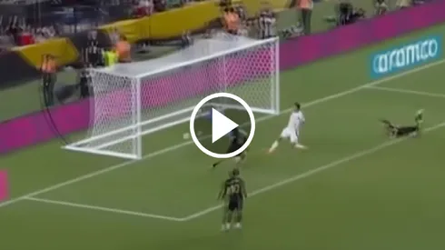 Jiménez falló el gol más fácil de su vida.