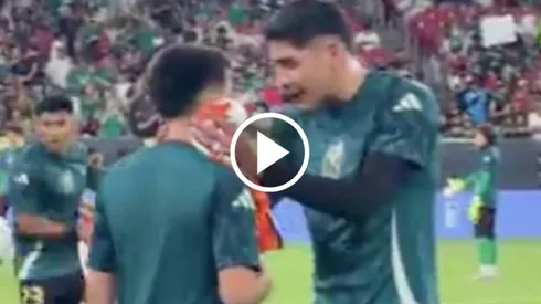 Edson Álvarez le brindó todo su apoyo a Gilberto Mora antes de su debut