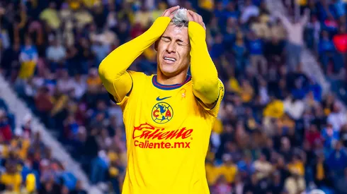 Reveló algo extraño detrás.