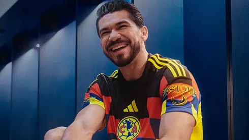 Henry Martín, con la nueva playera del América.