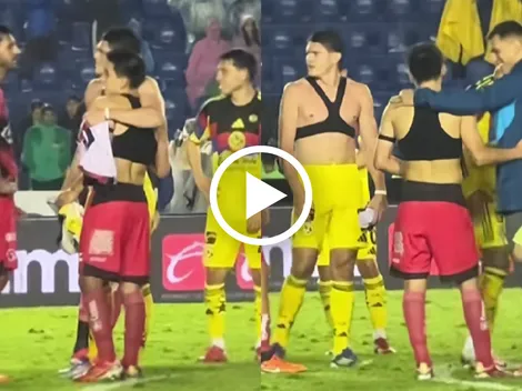 La reunión de los jugadores de América con Gilberto Mora al termino del juego