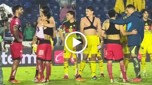 La reunión de los jugadores de América con Gilberto Mora al termino del juego