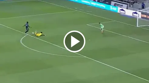 Lichnovsky fue mandado al piso en el gol.