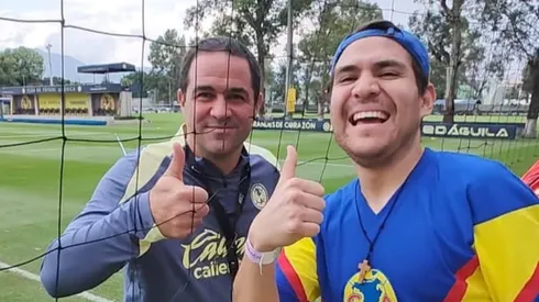 Un fan que gracias a la pasión ha llegado hasta la intimidad del club.